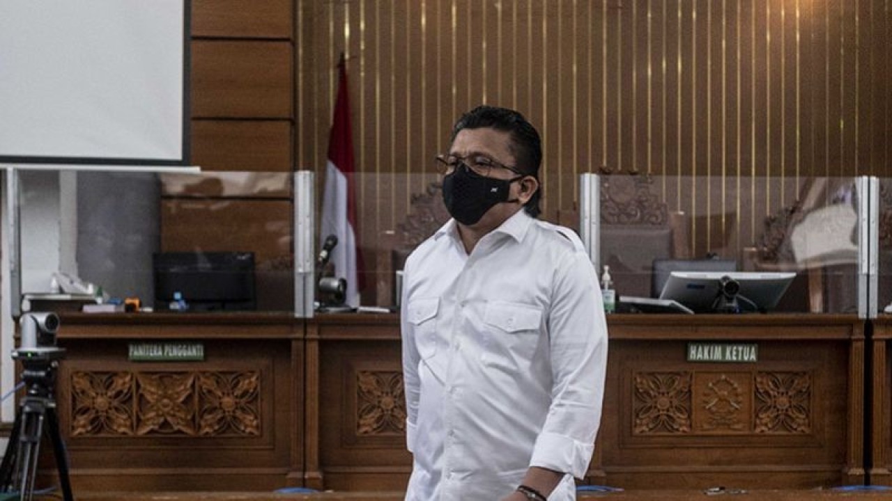 Terdakwa kasus pembunuhan berencana Brigadir Nopriansyah Yosua Hutabarat, Ferdy Sambo, berjalan ke luar ruang sidang usai menjalani sidang putusan di Pengadilan Negeri Jakarta Selatan, Jakarta, Senin (13/2/2023). (ANTARA FOTO/Aprillio Akbar/rwa/pri)