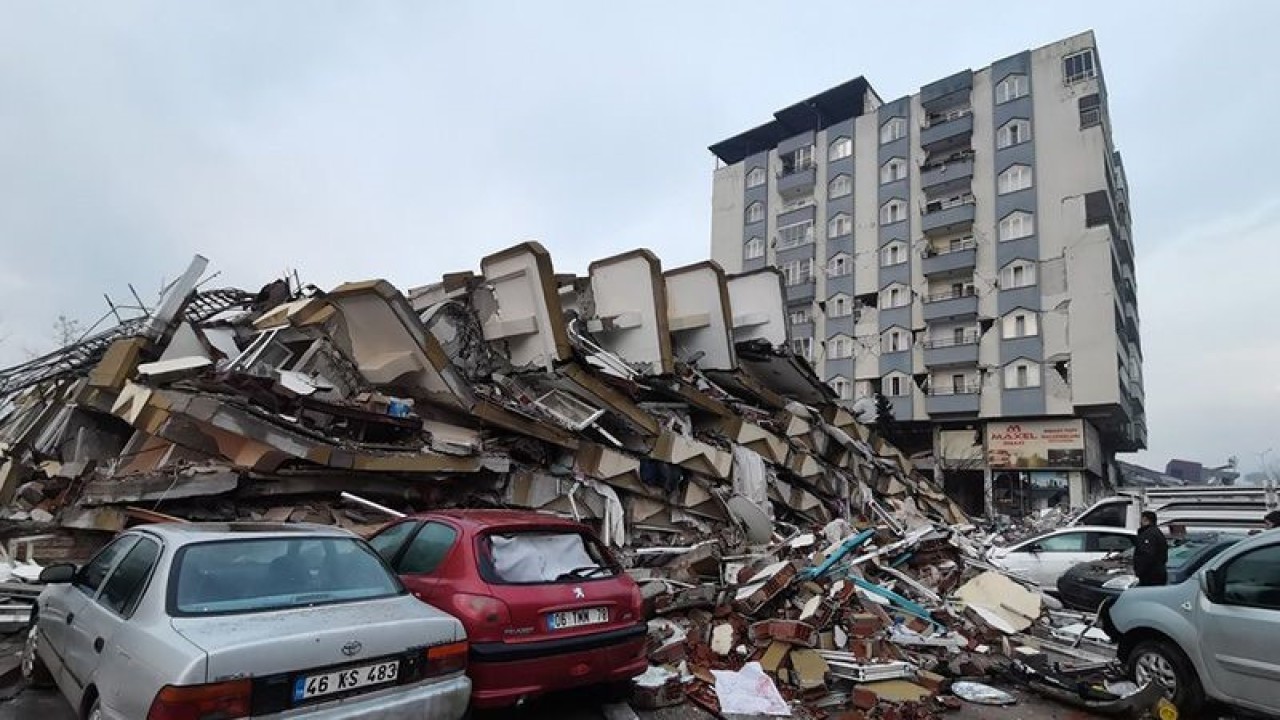 Kondisi kerusakan bangunan pascagempa bumi dahsyat mengguncang Turki, Senin (6-2-2023). ANTARA/Xinhua/aa.
