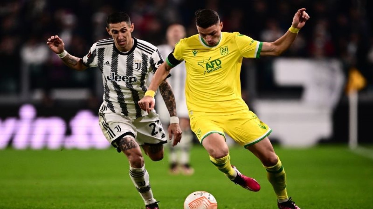 Gelandang Nantes Andrei Girotto (kanan) berduel memperebutkan bola dengan pemain sayap Juventus Angel Di Maria dalam pertandingan leg pertama playoff Liga Europa di Juventus stadium pada 17 Februari 2023. ANTARA/AFP/MARCO BERTORELLO