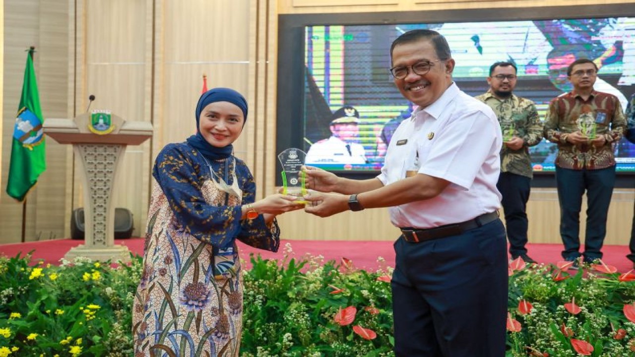 Penjabat Sekda Banten M Tranggono menyerahkan K3 Award kepada salah seorang perwakilan perusahaan peserta K3 Award di Pendopo Gubernur Banten, di Serang, Rabu. (Mulyana)