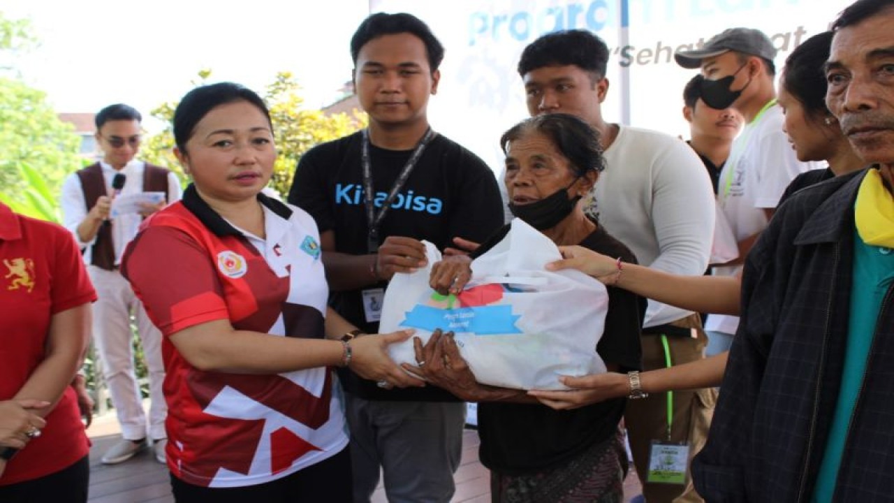 Ketua Koordinator Kegiatan Kesejahteraan Sosial (K3S) Kota Denpasar Sagung Antari Jaya Negara saat menyerahkan bingkisan kepada lansia saat menghadiri Lansia Movement 2023 di Denpasar, Sabtu (11/2/2023). ANTARA/HO-Pemkot Denpasar