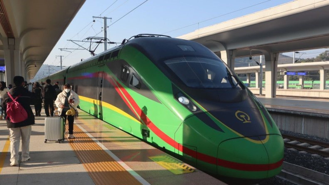 Kereta api semi cepat bersiap mengangkut para penumpang dari Stasiun Pu'er, Sabtu (11/2/2023), yang baru menghabiskan masa liburan Tahun Baru Imlek di kota wisata di selatan Provinsi Yunnan, China. Kereta lintas-batas China-Laos itu mengalami kesibukan saat musim mudik dan balik Imlek. ANTARA/M. Irfan Ilmie