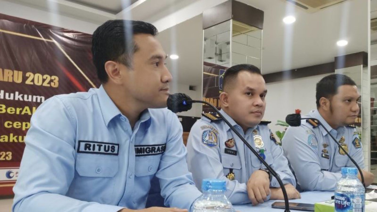 Kabid Teknologi Informasi dan Komunikasi Keimigrasian Imigrasi Batam Ritus Rahmadhana (pojok kiri).(ANTARA/Yude)