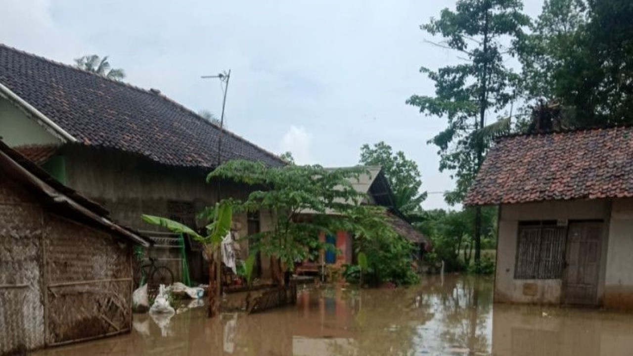 Banjir menggenangi pemukiman warga di Kabupaten Karawang, Provinsi Jawa Barat. (ANTARA/Ali Khumaini)