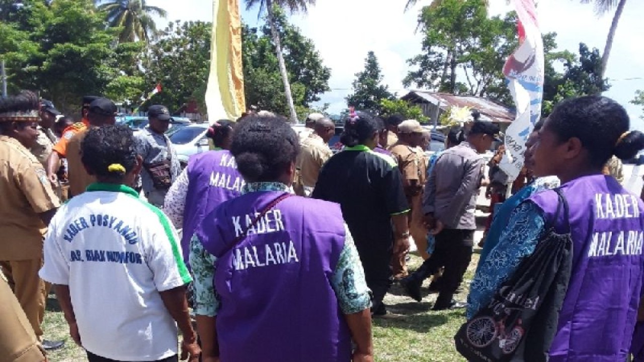 Kalangan perempuan orang asli Papua di berbagai kampung Kabupaten Biak Numfir menjadi kader malaria. ANTARA/Muhsidin