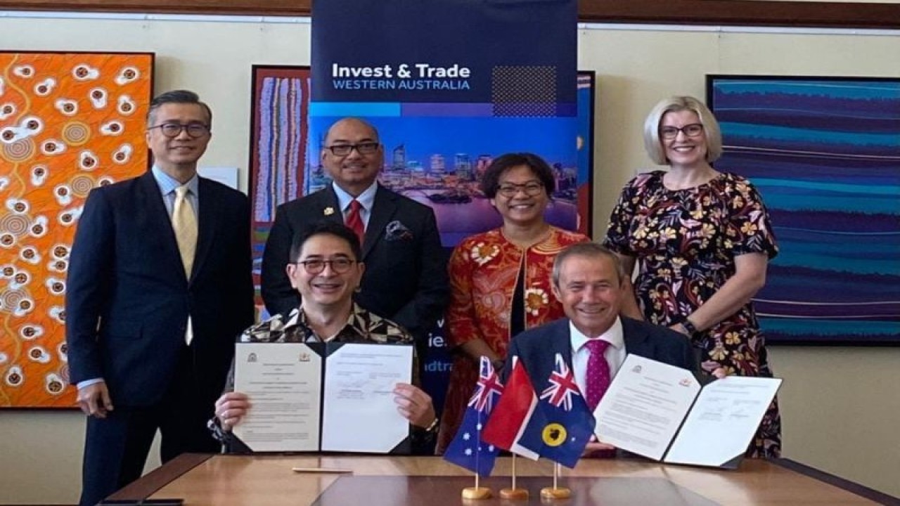 Ketua Umum Kadin Indonesia Arsjad Rasjid (kiri bawah) dalam penandatanganan MoU dengan Pemerintah Australia Barat untuk menjajaki peluang kemitraan mineral kritis. (ANTARA/HO Kadin Indonesia)