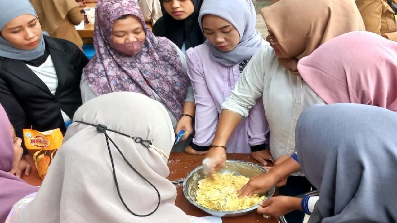 Sejumlah pelaku usaha mikro kecil dan menengah (UMKM) di Kota Mataram, Provinsi Nusa Tenggara Barat, mengikuti kegiatan pelatihan pembuatan kue yang dilaksanakan Dinas Perindustrian, Koperasi, dan UMK Kota Mataram. (Foto: ANTARA/HO)