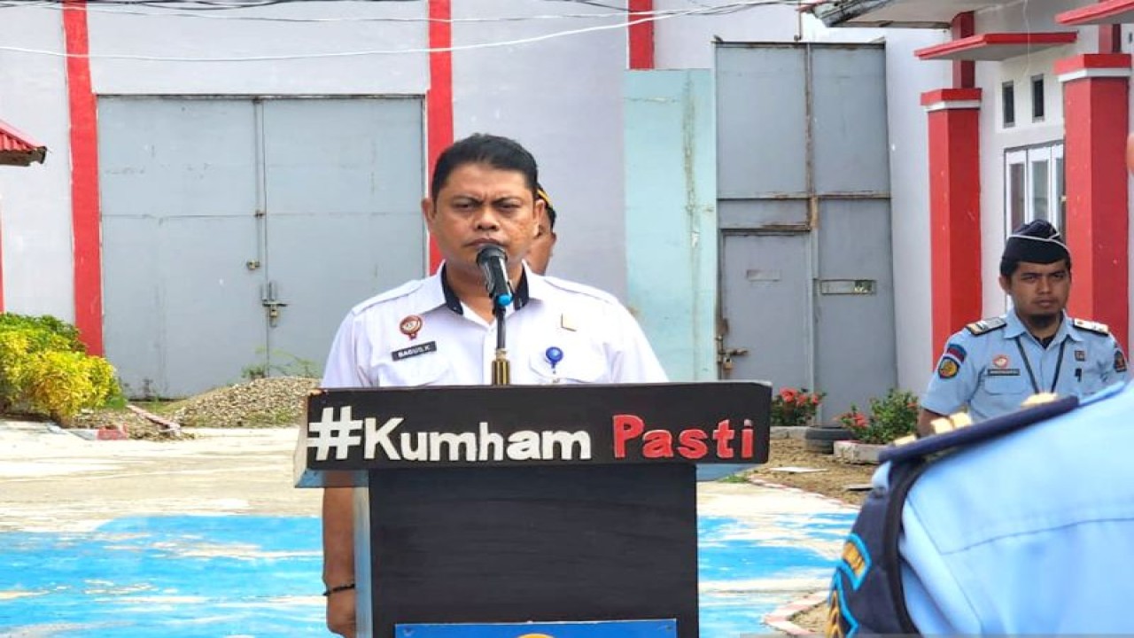 Kepala Divisi Pemasyarakatan Kanwil Kemenkumham Provinsi Gorontalo Bagus Kurniawan memimpin Apel Netralitas ASN Menjelang Pemilu 2024 di Lapas Kelas IIB Pohuwato, Gorontalo, Jumat (10-2-2023). ANTARA/HO-Humas Lapas Pohuwato