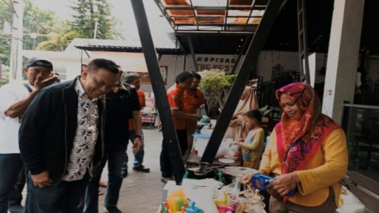 Wakil Ketua Komisi B DPRD Surabaya Anas Karno saat berkunjung di salah satu sentra UMKM yang diinisiasi Kopisae di Margorejo, Kota Surabaya beberapa hari lalu. (ANTARA/HO-DPRD Surabaya)