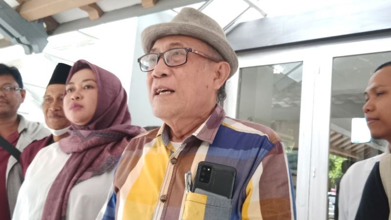 Ketua Kagama Filsafat Charris Zubair di Kampus UGM, Yogyakarta, Senin (27/2/2023) . ANTARA/Luqman Hakim