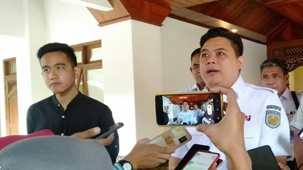 Executive Vice President (EVP) PT KAI Daop 6 Yogyakarta Agus Dwinanto Budiadji usai bertemu dengan Wali Kota Surakarta Gibran Rakabuming Raka di Balai Kota Surakarta, Rabu (1/2/2023). ANTARA/Aris Wasita