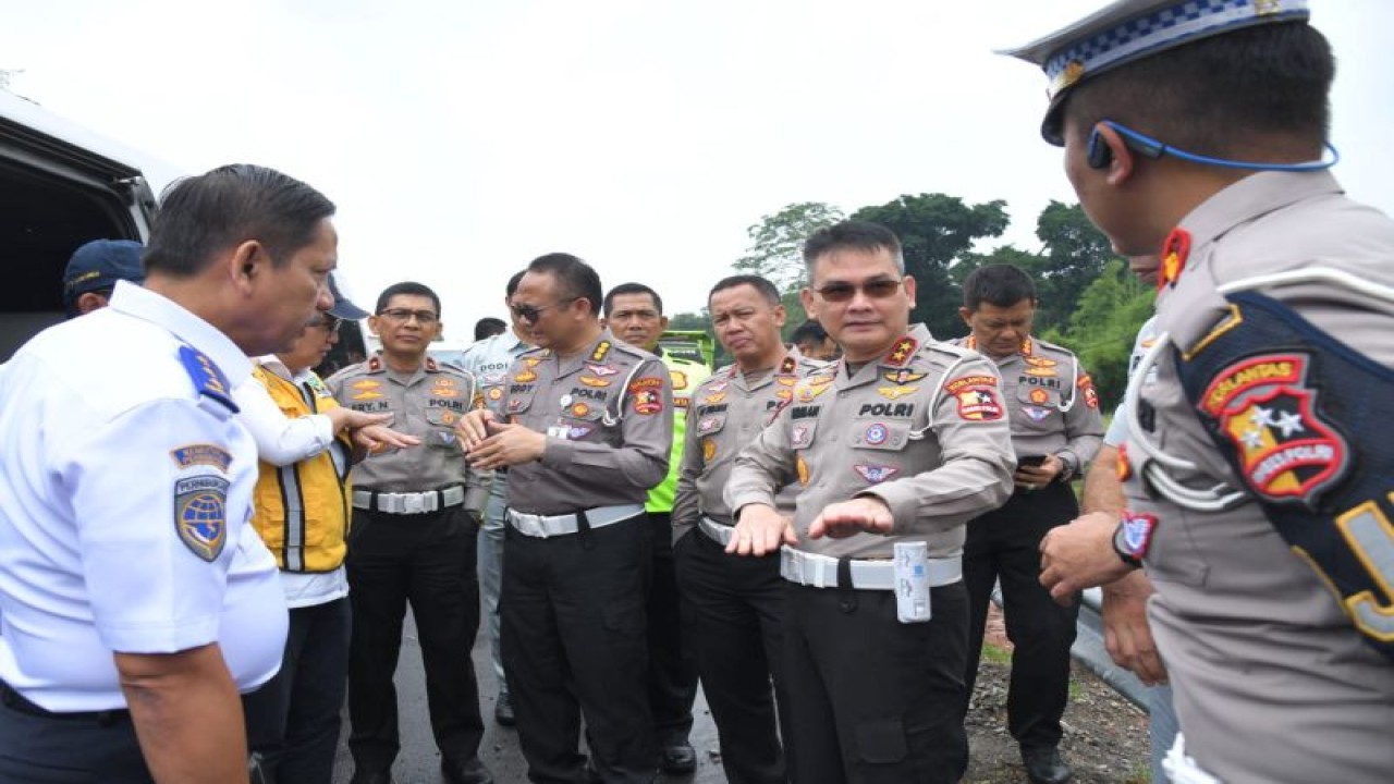Kakorlantas Polri Irjen Pol Firman Shantyabudi meninjau jalur mudik Tol Jakarta-Semarang, Jawa Tengah, Kamis (23/2/2023). ANTARA/HO-Korlantas Polri