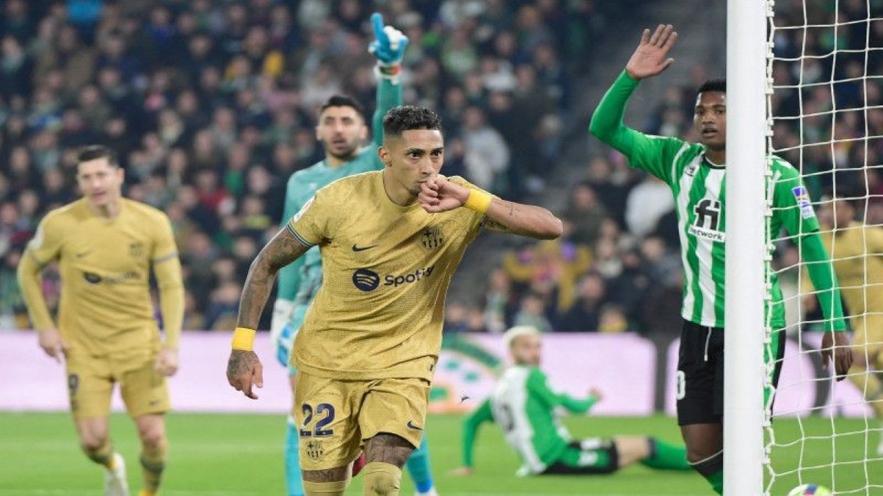 Selebrasi Raphinha setelah mencetak gol pertama Barcelona dalam pertandingan Liga Spanyol pekan ke-17 melawan Real Betis di Stadion Benito Villamarin pada 02 Februari 2023. ANTARA/AFP/CRISTINA QUICLER