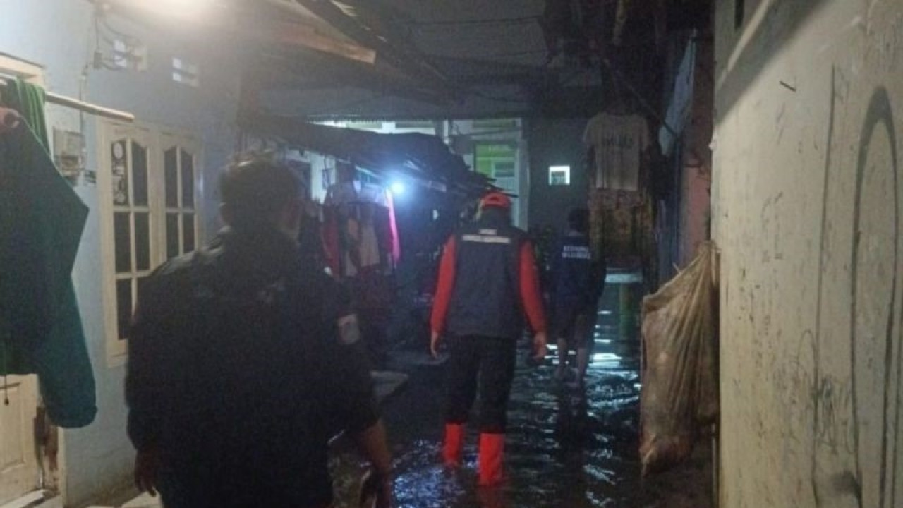 Petugas menyusuri genangan akibat curah hujan tinggi di Kedaung Kaliangke, Jakarta Barat, Jumat (24/2/2023). ANTARA/HO-BPBD DKI