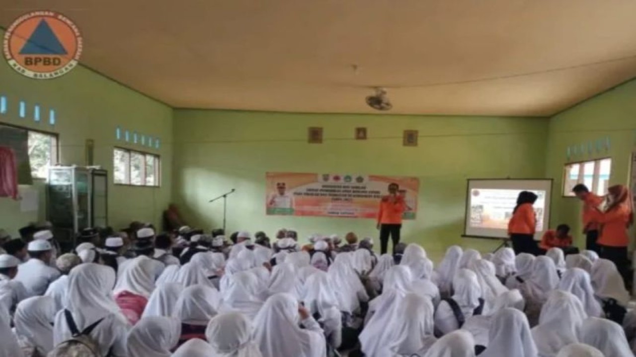 Kegiatan Sosialisasi dan Simulasi Pendidikan Aman Bencana dilaksanakan di MTs Baruh Bahinu Dalam, Kecamatan Paringin Selatan, Kabupaten Balangan, Provinsi Kalimantan Selatan, Rabu (1/2/2023). (ANTARA/HO-BPBD Balangan)