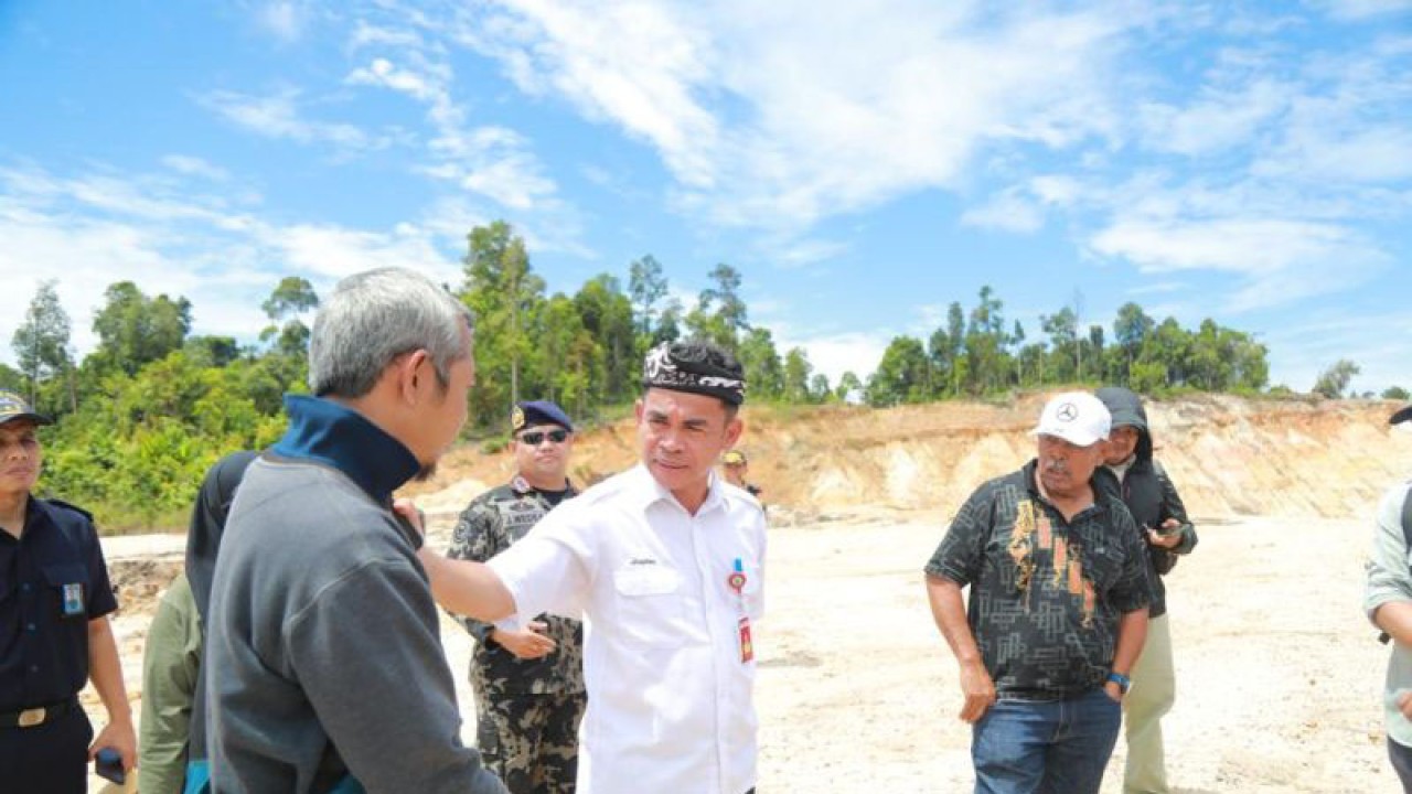 Asisten Bidang Ekobang Setprov Kalimantan Utara, Bustan (kemeja putih) berkomunikasi dengan salah seorang warga yang lahannya terdampak jebolnya tanggul milik perusahaan batu bara PT Saka Putra Perkasa (SPP) di Pulau Bunyu, Kabupaten Bulungan. (Muh. Arfan)