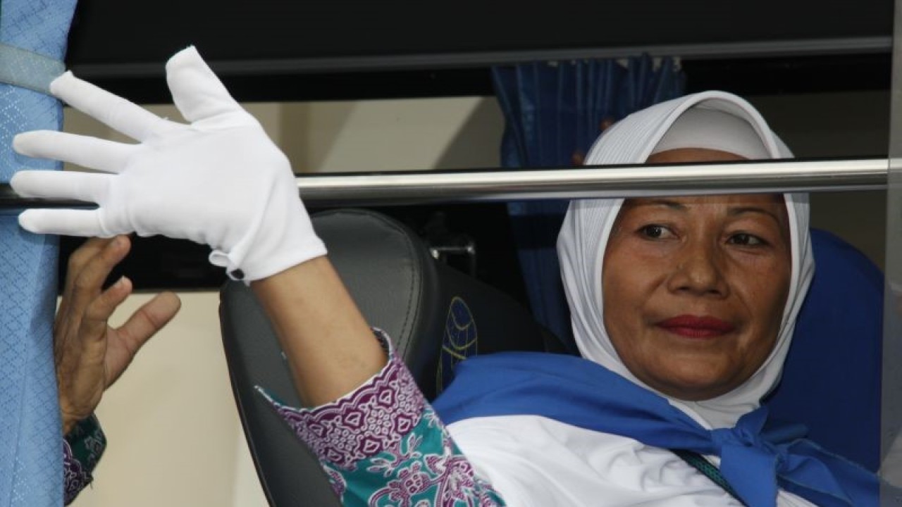 Arsip Foto. Anggota jamaah haji yang hendak berangkat ke daerah embarkasi melambaikan tangan kepada kerabat di Tanjung Selor, Kabupaten Bulungan, Provinsi Kalimantan Utara. (ANTARA)