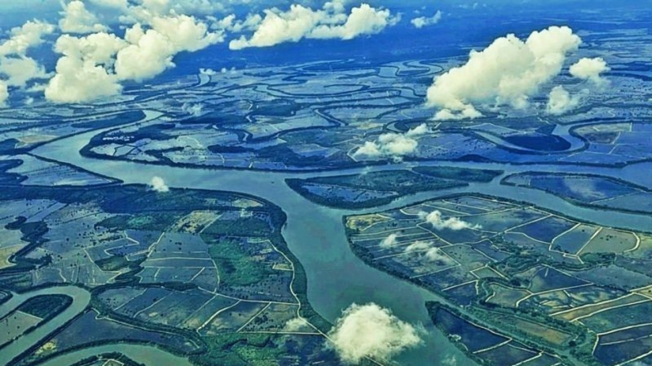Kawasan Delta Kayan di Kabupaten Bulungan Provinsi Kalimantan Utara dipotret dari ketinggian. Kawasan Delta Kayan merupakan 'rumah' bagi budidaya udang windu dan kepiting organik di Kalimantan Utara. (ANTARA/Muh. Arfan)