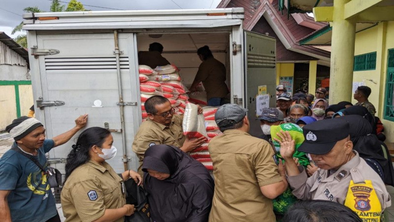 Warga Kota Palangka Raya, Kalimantan Tengah yang berada di Kelurahan Menteng antusias membeli beras murah yang digelar oleh DPKUKMP Kota setempat, Kamis (26/1/2023). ANTARA/Dokumentasi Pribadi