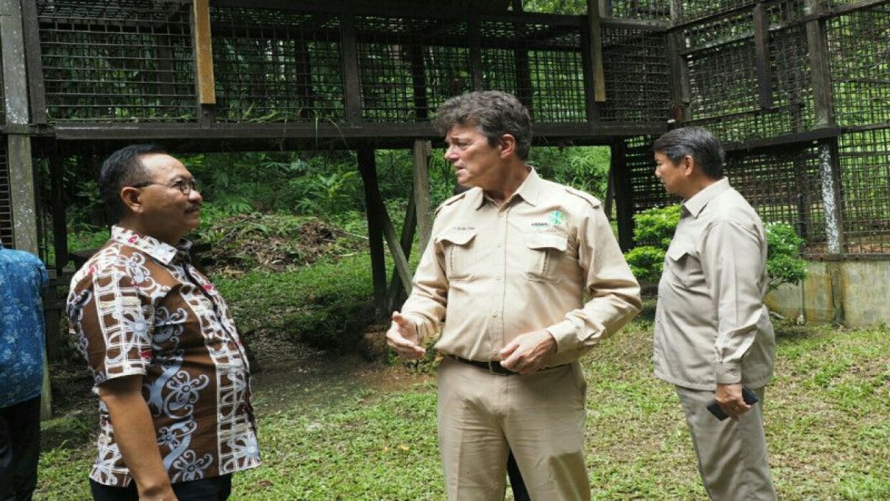 Kepala OIKN Bambang Susantono (kiri) saat di PSO Pulau Kalawasan, Penajam Paser Utara, Kaltim, Jumat (10/2) (Antara / HO Tim Komunikasi OIKN)