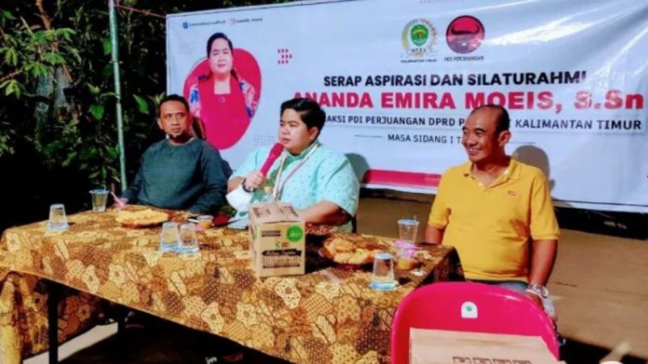 Legislator yang juga anggota DPRD Provinsi Kalimantan Timur (Kaltim) Ananda Emira Moeis saat melakukan reses atau serap aspirasi. (ANTARA/Fandi)