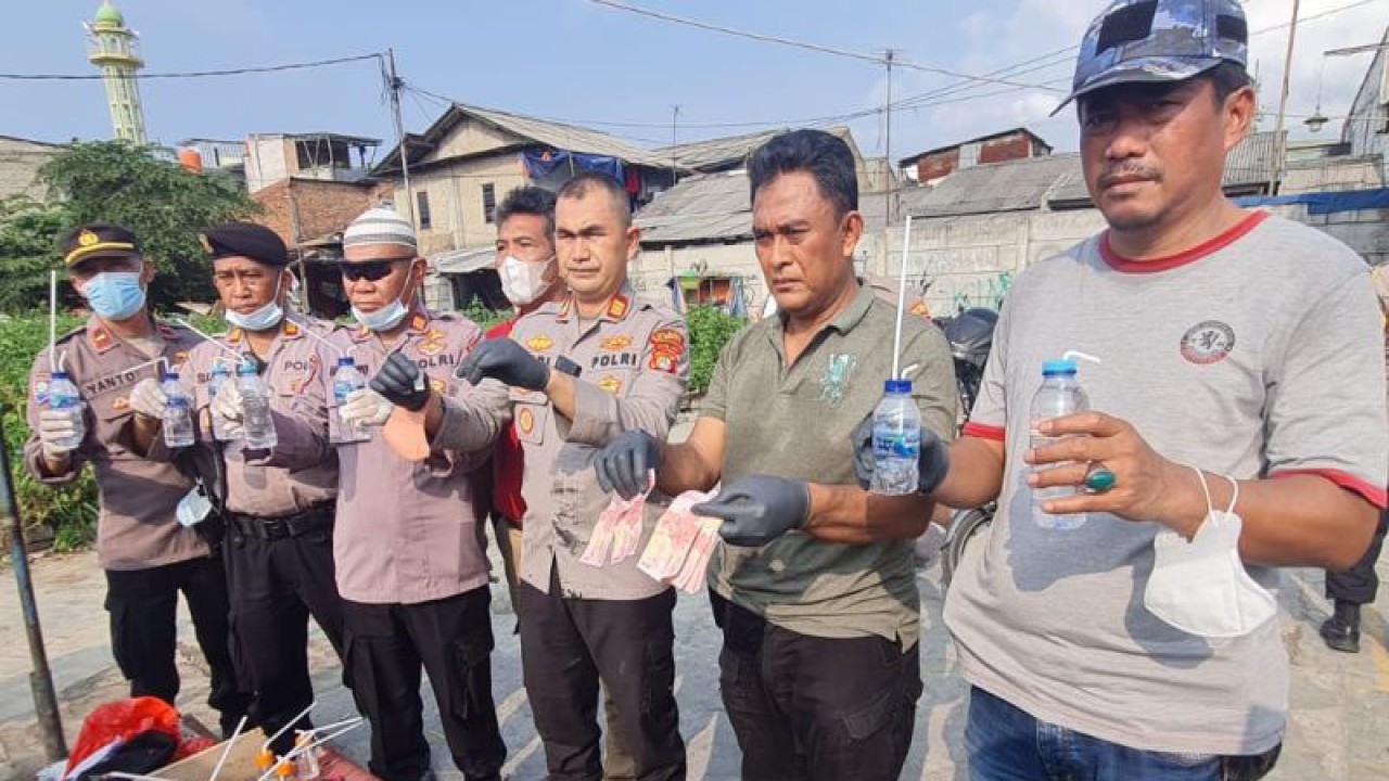 Arsip Foto - Polsek Palmerah melakukan jumpa pers usai penggerebekan di Kampung Boncos, Palmerah, Jakarta Barat, Rabu (2/11/2022). (ANTARA/Walda)