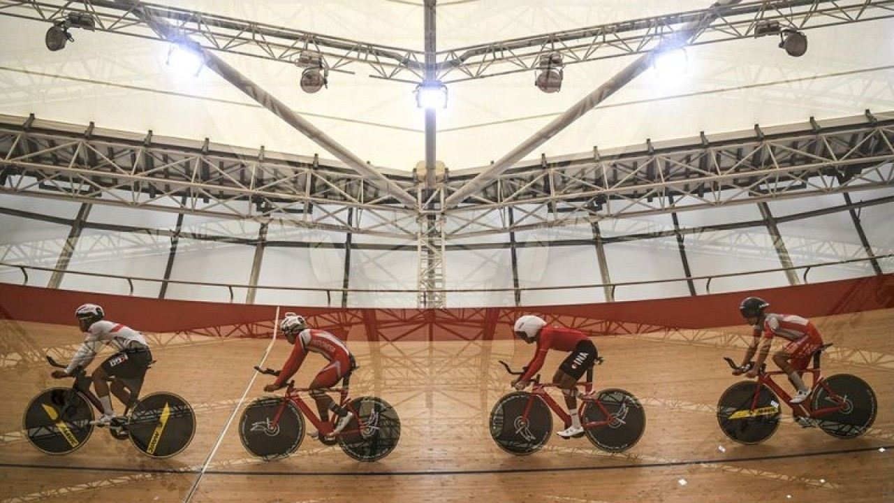 Sejumlah atlet balap sepeda 'track team' putra Indonesia memacu kecepatannya saat berlatih di Velodrome Rawamangun, Jakarta, Selasa (14/2/2023). Latihan tersebut dalam rangka persiapan jelang ajang UCI Track Nations Cup 2023 yang akan berlangsung pada 23-26 Februari mendatang di Velodrome, Ramawangun. ANTARA FOTO/M Risyal Hidayat/nym.