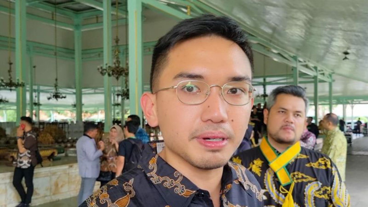 Kanjeng Gusti Pangeran Adipati Aryo (KGPAA) Mangkunegara X saat memberikan keterangan di Pura Mangkunegaran Solo, Kamis (23/2/2023). ANTARA/Aris Wasita