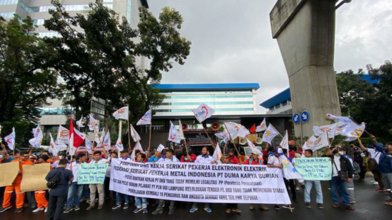 Unjuk rasa di depan kantor pusat PLN di Jakarta, Kamis (2/2/2023). ANTARA/Luthfia Miranda Putri