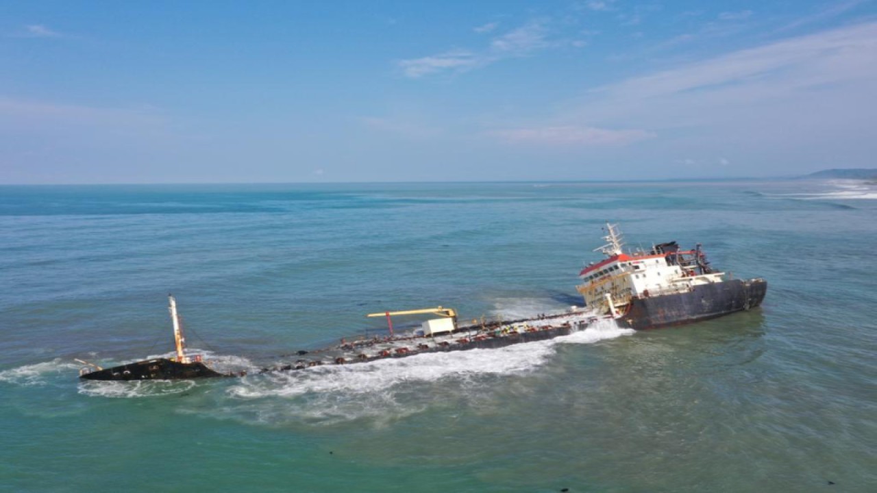 Kapal tanker MT A bermuatan 1.900 ton aspal karam di perairan Desa Humene Siheneasi, Kecamatan Tugala Oyo, Kabupaten Nias Utara, Provinsi Sumatra Utara.  (ANTARA/HO-Kementerian LHK)