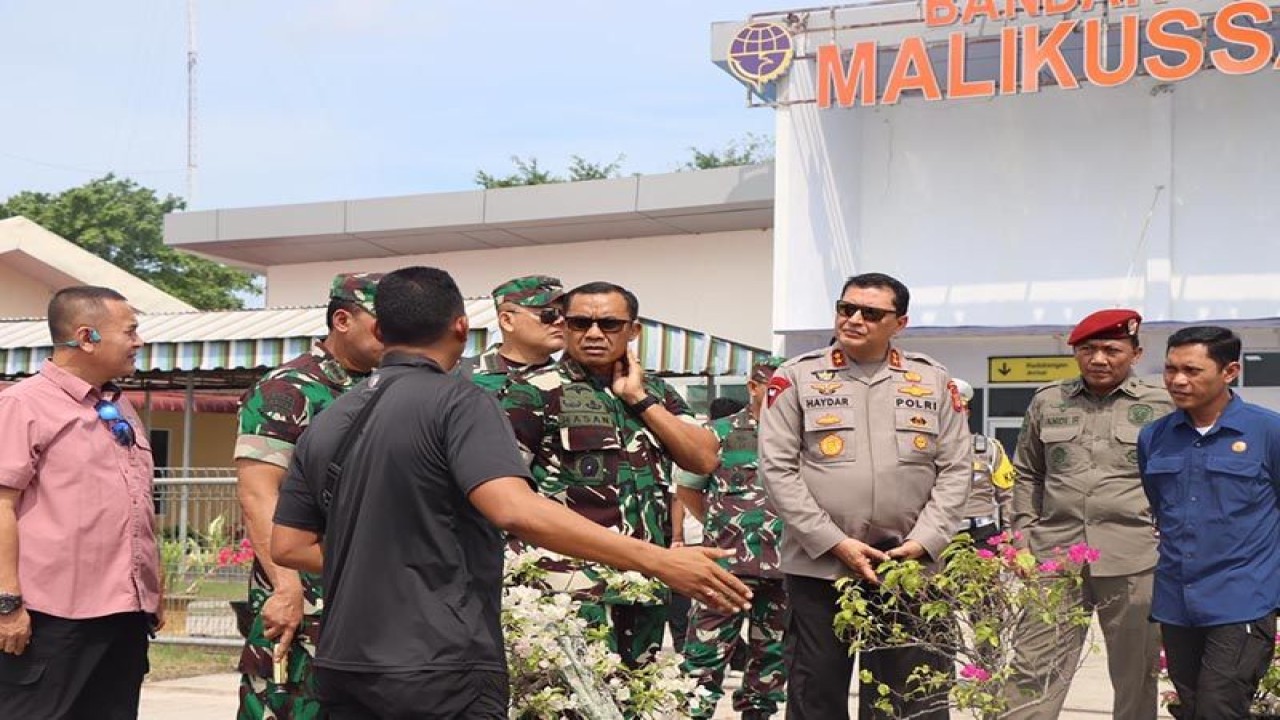 Kapolda Aceh Irjen Pol Ahmad Haydar memantau persiapan kunjungan Presiden RI di Bandara Malikussaleh, Kabupaten Aceh Utara, Kamis (9/2/2023). ANTARA/HO/Bidhumas Polda Aceh