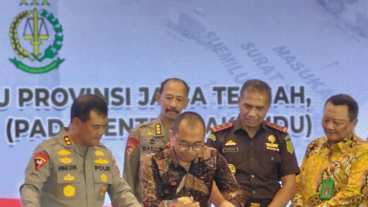 Kapolda Jawa Tengah Irjen Pol.Ahmad Luthfi menandatangani kerja sama pengamanan tahapan Pemilu 2024 bersama Ketua KPU Jawa Tengah Paulus Widiantoro di Semarang, Jumat (10/2/2023). (ANTARA/ I.C.Senjaya)