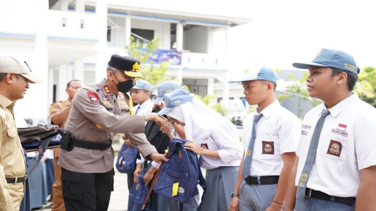 Kapolda Sulbar Irjen Polisi Verdianto I Bitticaca pada program Go to School di SMA Negeri 1 Mamuju, Senin (20/2/2023). ANTARA/HO-Humas Polda Sulbar