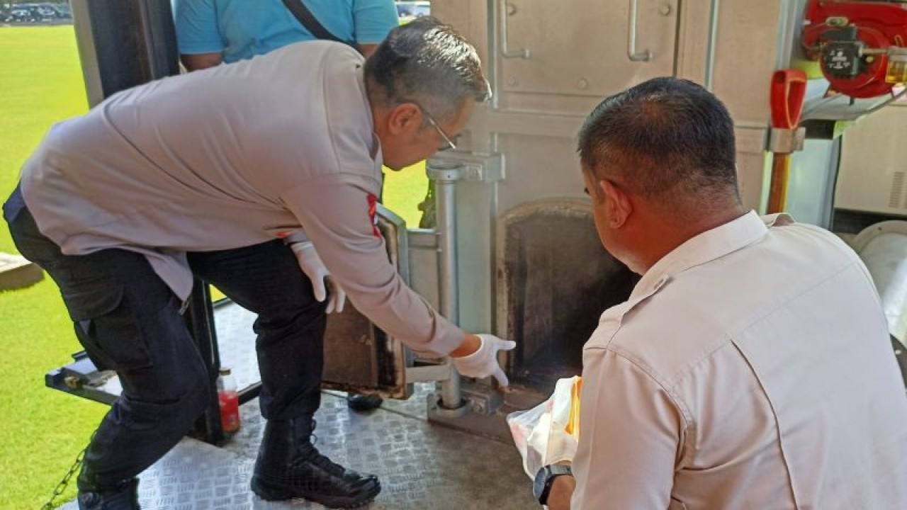 Kapolda NTB Irjen Pol. Djoko Poerwanto (kiri) dengan didampingi Dirresnarkoba Polda NTB Kombes Pol. Deddy Supriadi melempar barang bukti sitaan kasus narkoba jenis ganja ke dalam mesin insinerator dalam giat pemusnahan di Lapangan Bhara Daksa Polda NTB, Mataram, Rabu (22/2/2023). (ANTARA/Dhimas B.P.)