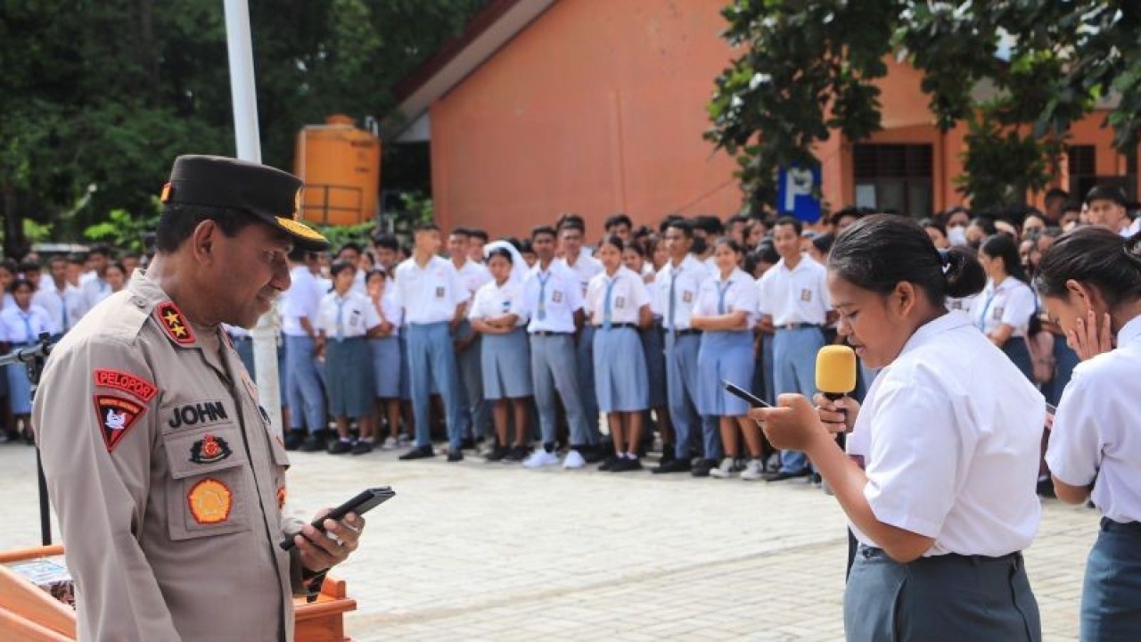 Kapolda NTT Irjen Pol Johanis Asadoma (kiri) saat menyapa pelajar di salah salah satu SMA di Kota Kupang, Senin (30/12/2022). ANTARA/Kornelis Kaha