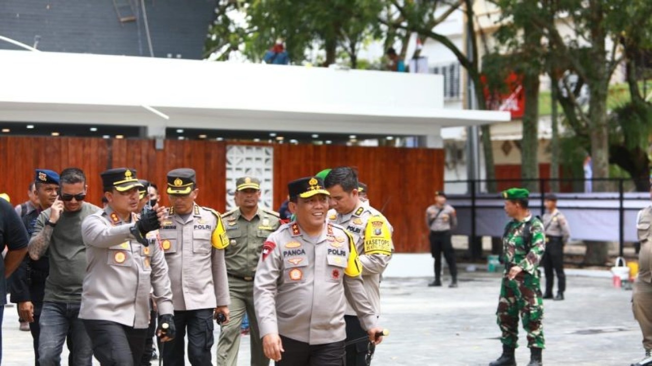 Kapolda Sumatera Utara Irjen Pol RZ Panca Putra Simanjuntak (nomor 1 dari kanan) meninjau aktivitas masyarakat di Balige, Kabupaten Toba. ((ANTARA/HO-Humas Polda Sumut))