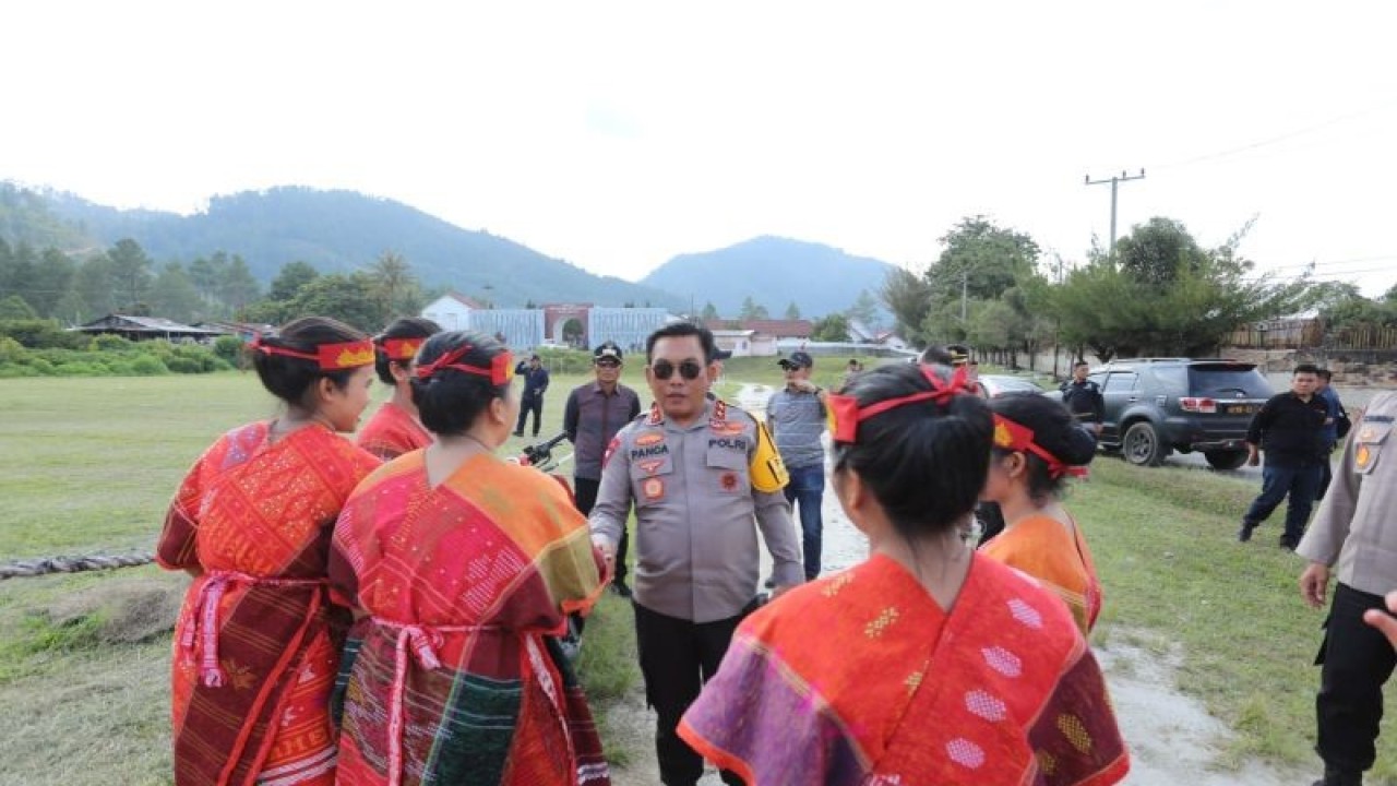 Kapolda Sumatera Utara Irjen Pol RZ Panca Putra Simanjuntak (tengah) saat bertemu dengan meminta para penari daerah di Kecamatan Soposurung. ((ANTARA/HO-Humas Polda Sumut))