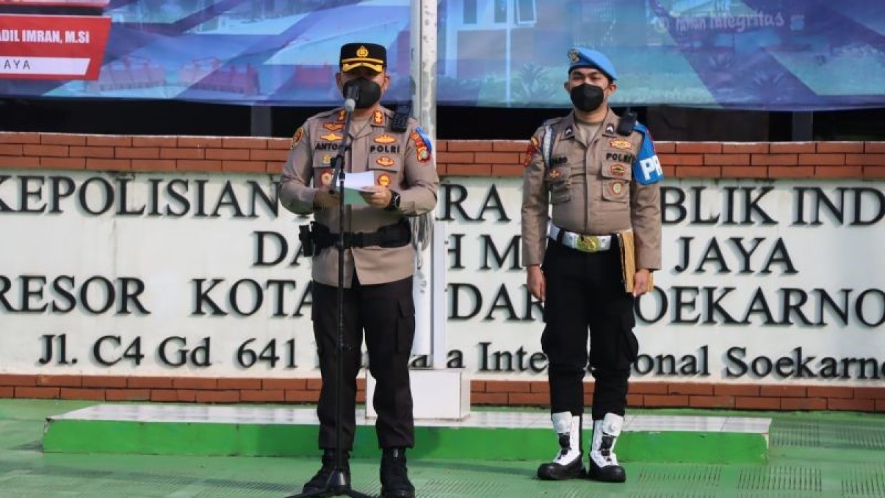 Wakapolresta Bandara Soetta AKBP Anton Firmanto saat memberikan arahan kepada personEl dalam kegiatan Operasi Kepolisian Mandiri Kewilayahan Keselamatan Jaya 2023. ANTARA.