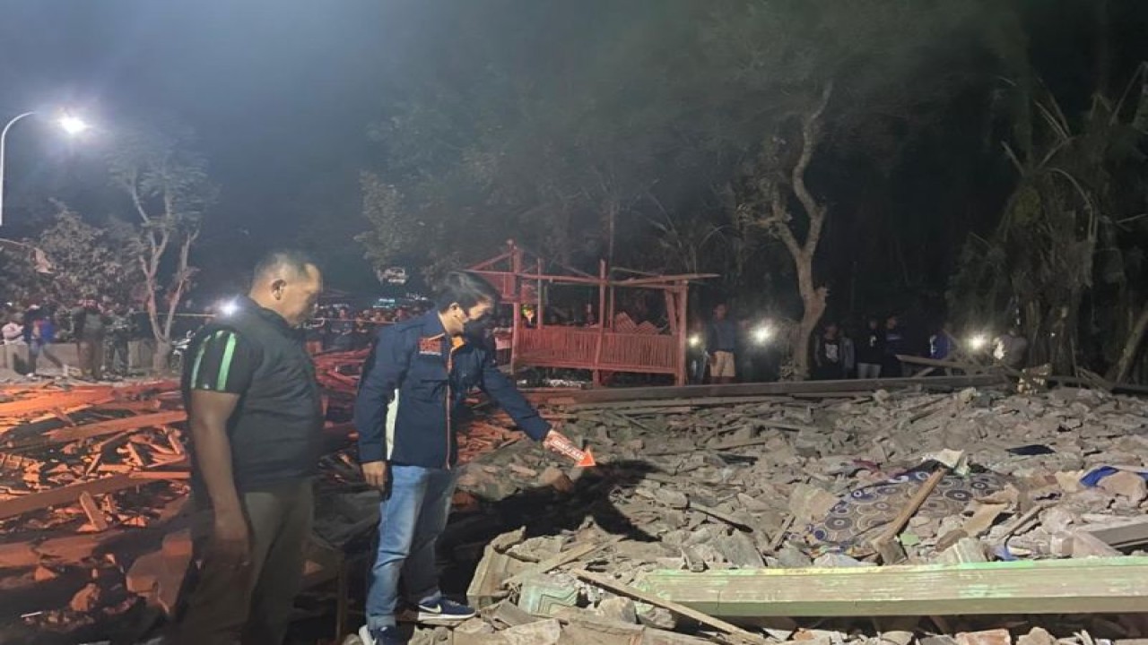 Petugas melakukan identifikasi di lokasi ledakan, Dusun Tegalrejo, Desa Karangbendo, Kecamatan Ponggok, Kabupaten Blitar, Jawa Timur, Minggu (19/2/2023) malam. Satu orang meninggal dunia dan tiga lainnya masih dicari setelah insiden ledakan yang menghancurkan satu rumah. ANTARA/ HO-Polres Blitar Kota