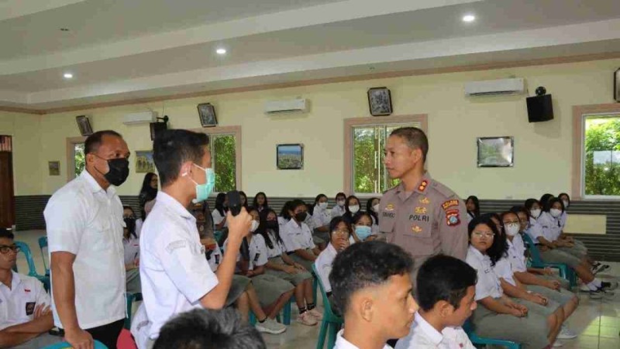 Kapolres Pematangsiantar AKBP Fernando (nomor 1 dari kanan) tanya jawab mengenai narkoba dengan pelajar SMA RK Budi Mulia Kota Pematangsiantar. ((ANTARA/HO-Humas Polres Pematang Siantar))