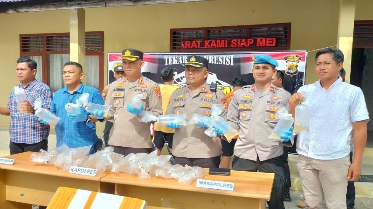 Kapolres Pesisir Barat saat melakukan konferensi pers (ANTARA/Riadi Gunawan)