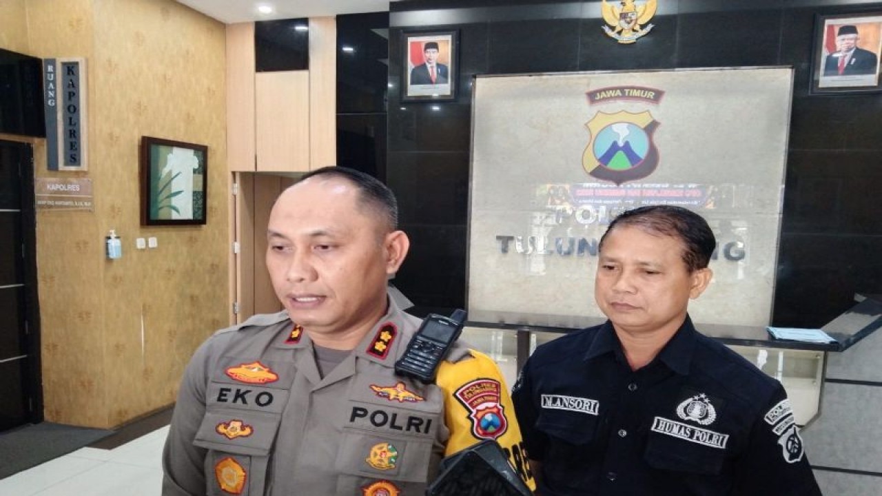 Kapolres Tulungagung AKBP Eko Hartanto (kiri) (ANTARA/HO - Humas Polres Tulungagung)