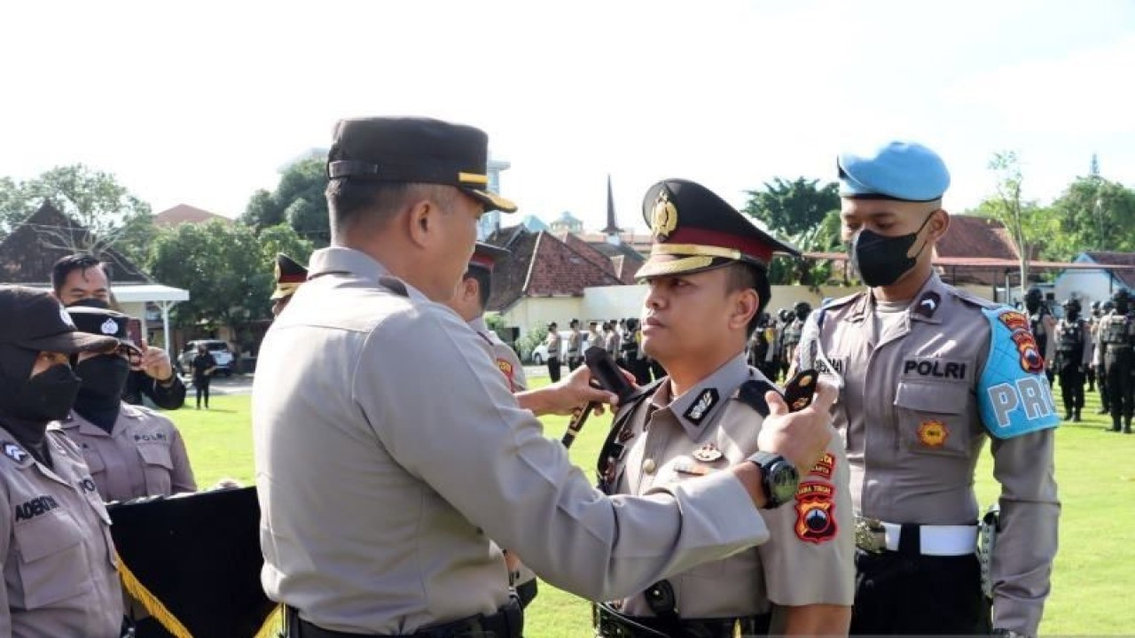 Kepala Polresta Surakarta Kombes Pol. Iwa Saktiadi melepas tanda jabatan dalam upacara sertijab Kasat Rekrim di Mapolresta Surakarta, Senin (13-2-2023). ANTARA/Bambang Dwi Marwoto.