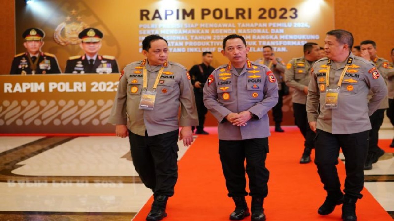 Kapolri Jenderal Pol. Listyo Sigit Prabowo didampingi Wakapolri Komjen Pol. Gatot Eddy Pramono dan Asops Kapolri Irjen Pol. Agung Setya Imam Effendy meninggalkan ruang Rapim Polri 2023 di Jakarta, Kamis (9-2-2023). ANTARA/HO-Divisi Humas Polri