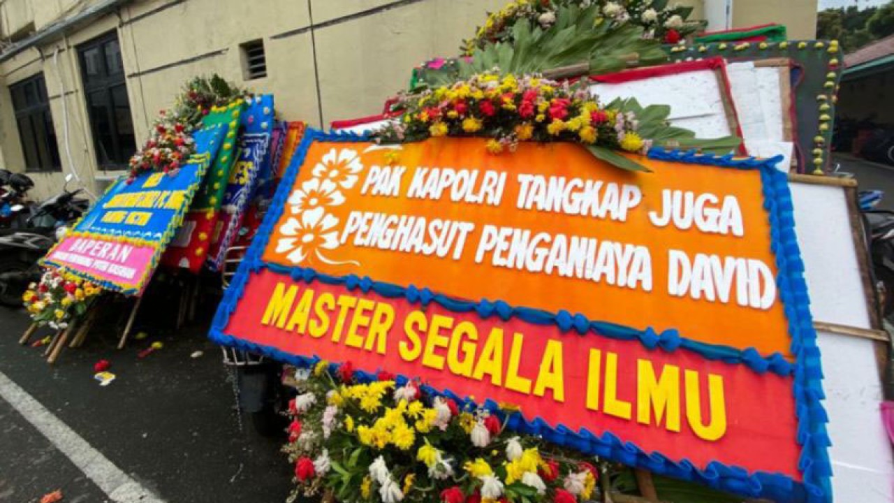 Sejumlah karangan bunga terkait kasus penganiayaan yang dilakukan anak laki-laki pejabat dari Direktorat Jenderal Pajak (DJP) Kementerian Keuangan berinisial MDS (20) memenuhi parkiran motor belakang Polres Metro Jakarta Selatan, Jakarta, Senin (27/2/2023). ANTARA/Luthfia Miranda Putri