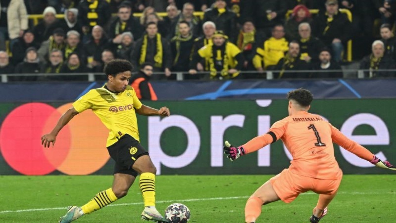 Penyerang Dortmund Karim Adeyemi (kiri) sesaat sebelum mencetak gol ke gawang Chelsea yang dikawal kiper Kepa Arrizabalaga dalam pertandingan babak 16 besar Liga Champions di Signal Iduna Park pada 16 Februari 2023. ANATAR/AFP/INA FASSBENDER
