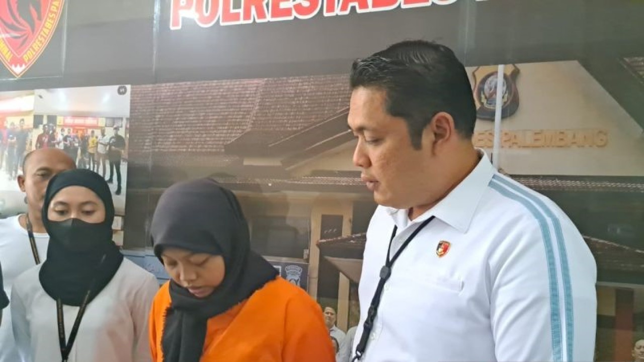 Personel Polrestabes Palembang menginterogasi tersangka DN, oknum karyawati toko retail, karena mencuri uang dalam brankas toko di Jalan Panca Usaha, Jakabaring, Palembang, Sumatera Selatan, Rabu (8/2/2023). (ANTARA/M. Riezko Bima Elko P.)