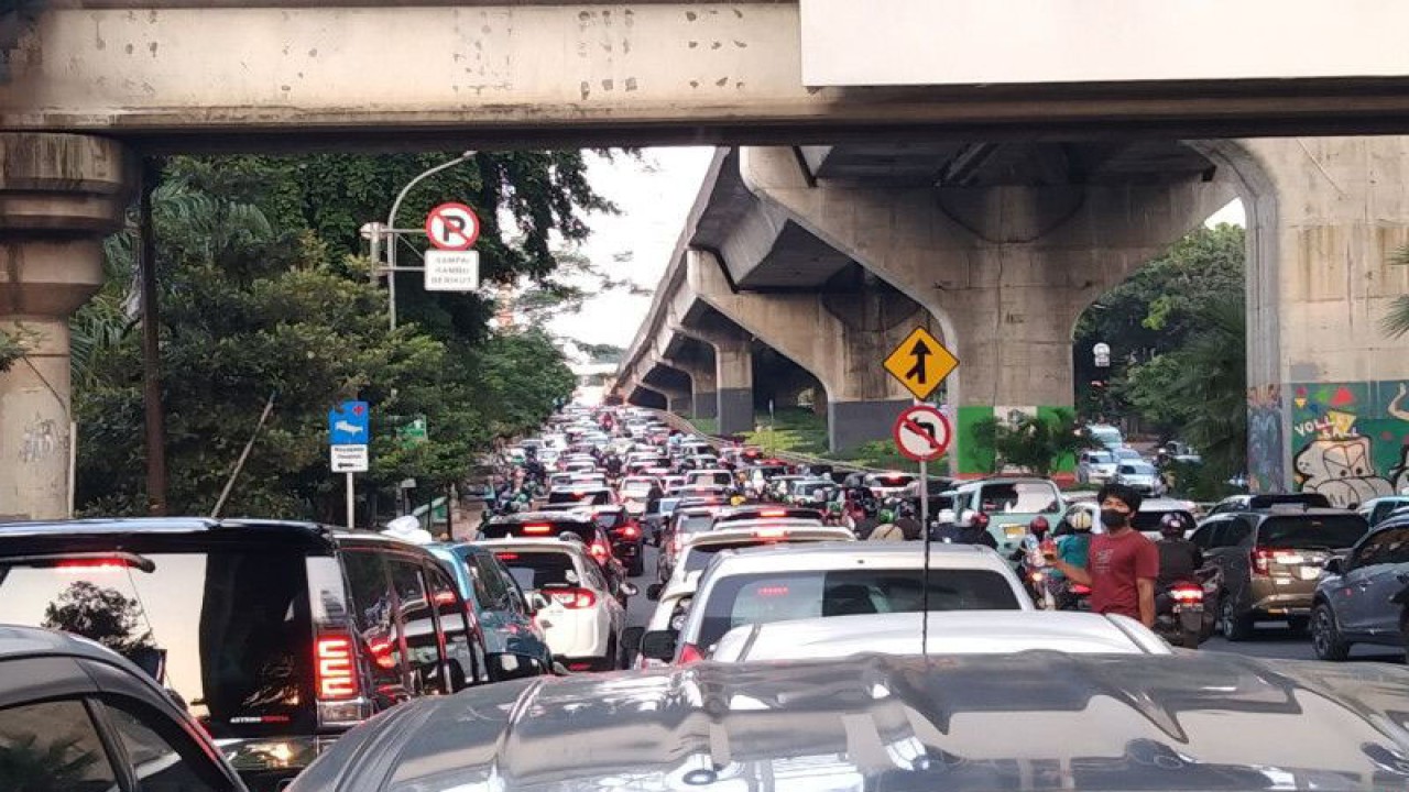 Arsip foto - Sejumlah kendaraan bermotor terjebak kemacetan di kawasan Kasablanka, Jakarta Selatan, Jumat (15/4/2022). ANTARA/Dewa Ketut Sudiarta Wiguna