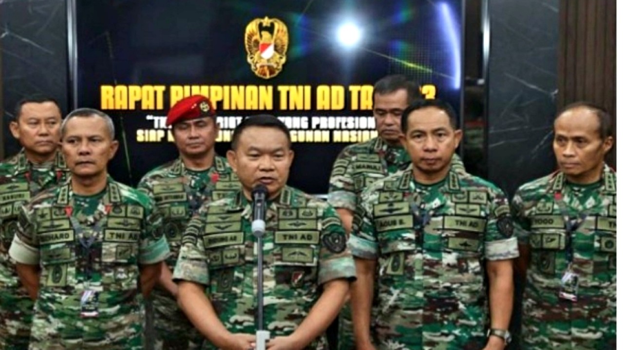 KSAD Jenderal Dudung Abdurachman didampingi Wakil Kepala Staf Angkatan Darat (Wakasad) Letnan Jenderal (Letjen) TNI Agus Subiyanto, dan Inspektur Jenderal TNI Angkatan Darat (Irjenad) Letnan Jenderal (Letjen) TNI Richard Horja Taruli Tampubolon. (Istimewa/TNI AD)