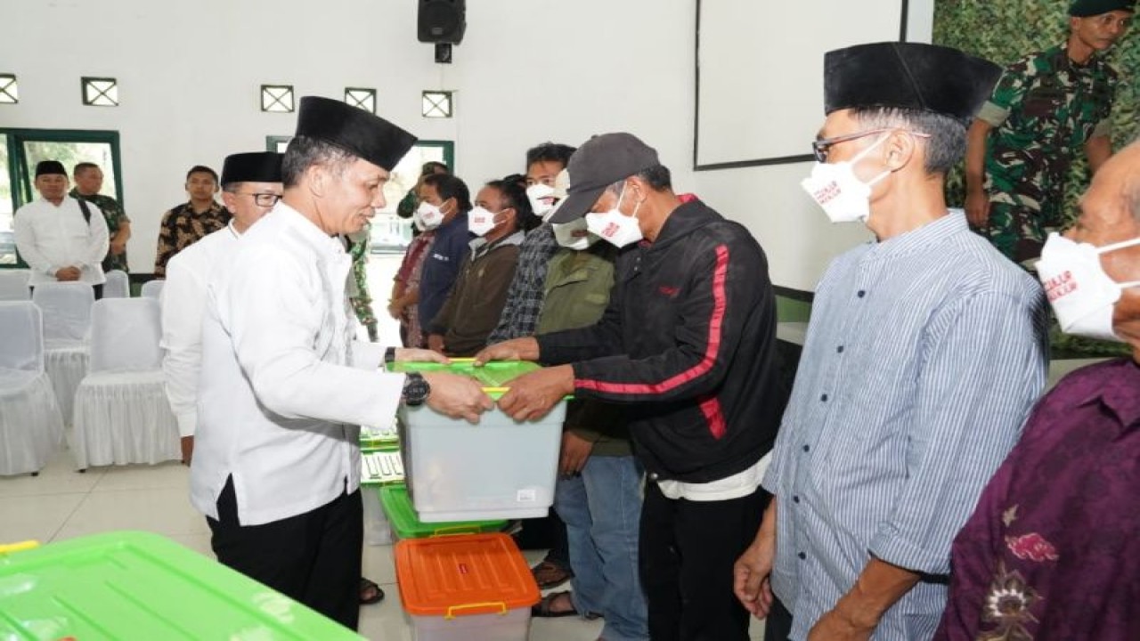 Asisten Teritorial (Aster) Kepala Staf TNI Angkatan Darat (Kasad) Mayjen TNI Mochammad Hasan (kiri) secara simbolis menyerahkan bantuan sosial dari Kasad Jenderal TNI Dudung Abdurachman bagi warga terdampak gempa Cianjur di Aula Markas Batalyon Infanteri Raider 300/Brajawijaya, Cianjur, Jawa Barat, Minggu (19/2/2023). (ANTARA/HO-Dispenad)